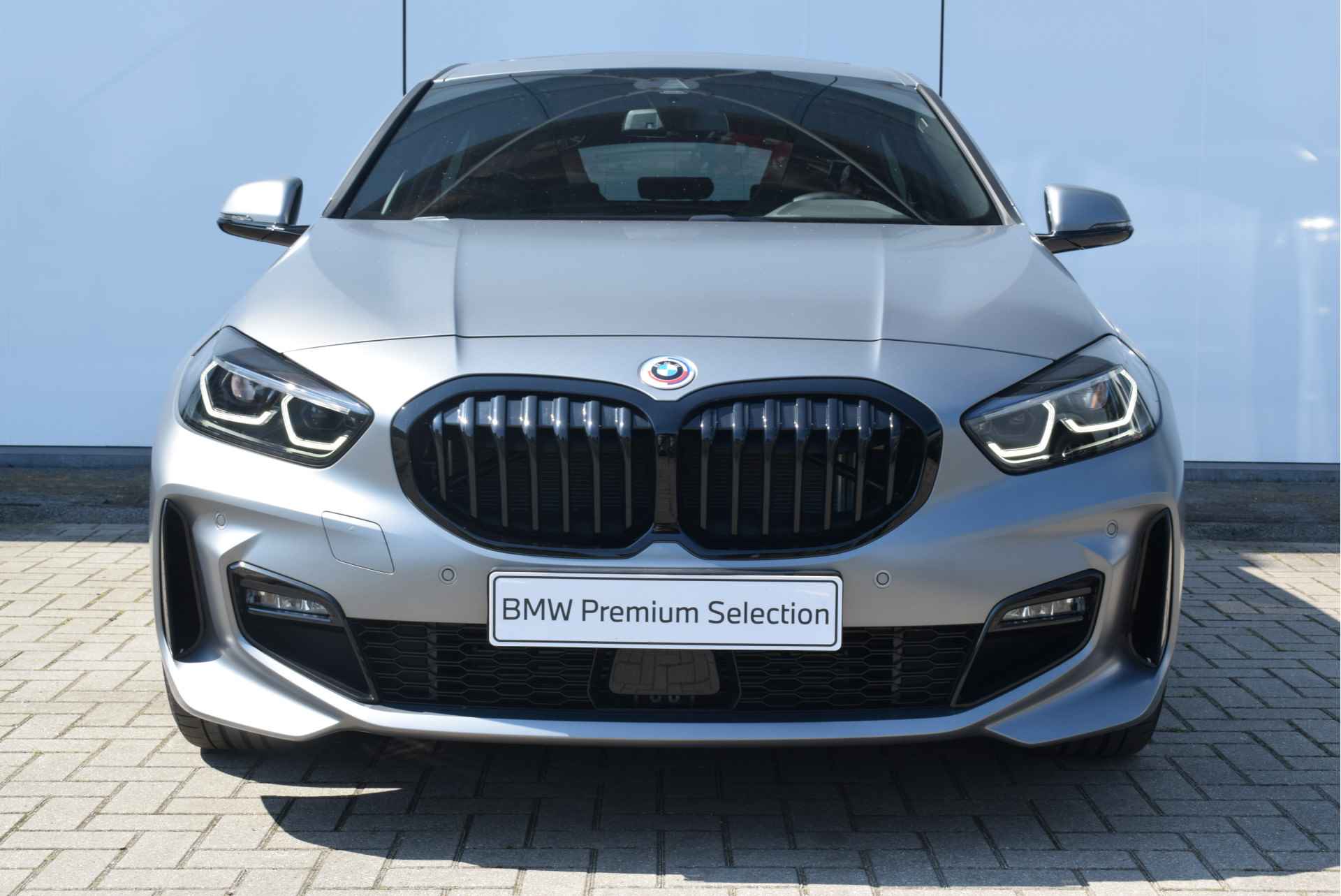 BMW 1-serie 118i High Executive M Sport Automaat / BMW M 50 Jahre uitvoering / Panoramadak / M sportstoelen / Adaptieve LED / Parking Assistant / Comfort Access - 8/27