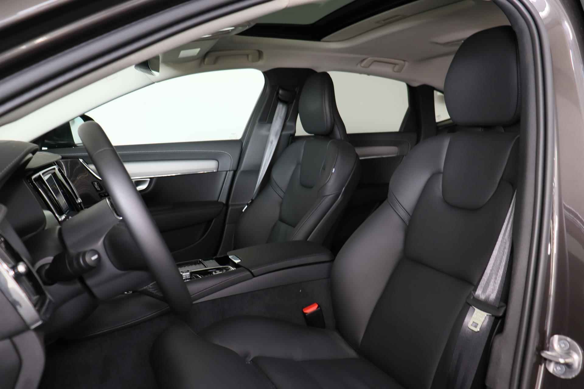 Volvo S90 T8 AWD Plus Bright - LONG RANGE - Panorama/schuifdak - IntelliSafe Assist & Surround - 360° Camera - Adaptieve LED koplampen - Verwarmde voorstoelen, stuur & achterbank - Parkeersensoren voor & achter - Elektr. bedienb. voorstoelen met geheugen - Extra getint glas - Elektr. inklapbare trekhaak - 19' LMV - 21/27