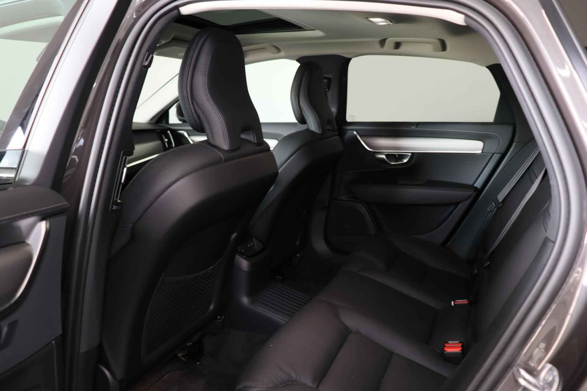 Volvo S90 T8 AWD Plus Bright - LONG RANGE - Panorama/schuifdak - IntelliSafe Assist & Surround - 360° Camera - Adaptieve LED koplampen - Verwarmde voorstoelen, stuur & achterbank - Parkeersensoren voor & achter - Elektr. bedienb. voorstoelen met geheugen - Extra getint glas - Elektr. inklapbare trekhaak - 19' LMV - 22/27